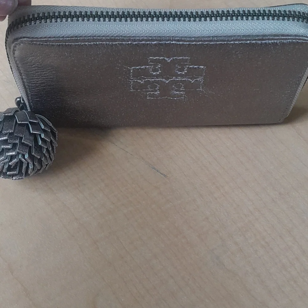 TORY BURCH THEA PWETER Mettalic Wristlet Short Zip Around Wallet